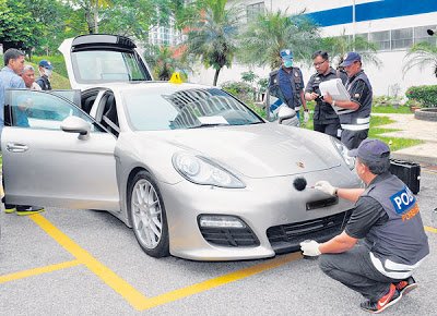 Porsche Berwarna Emas dicuri di Showroom