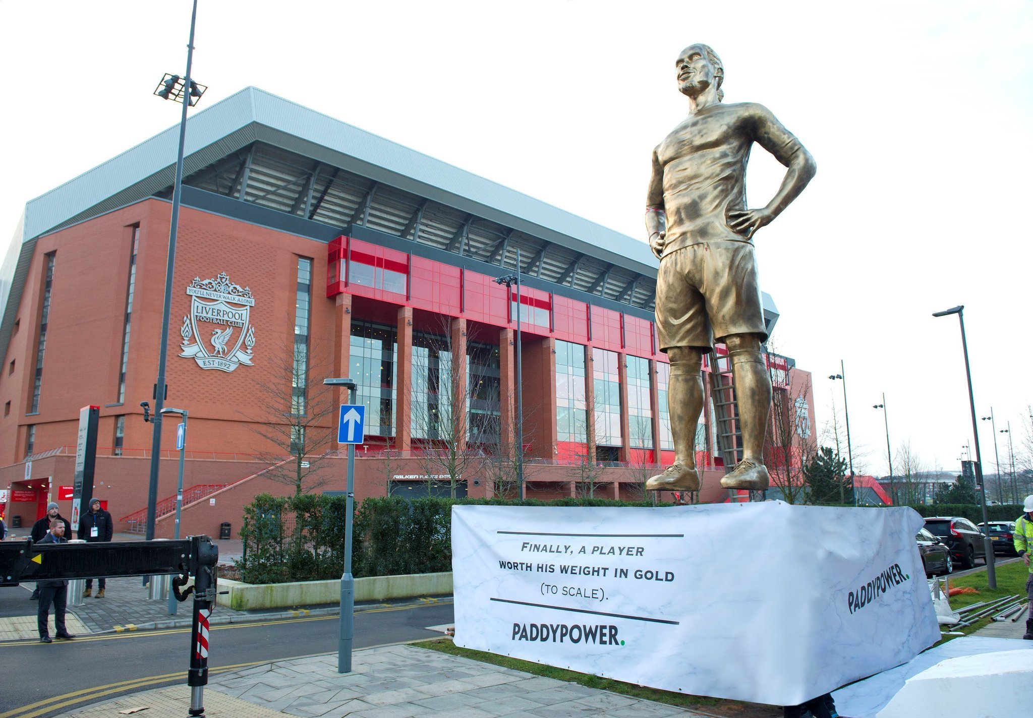 Liverpool Letak Statue Emas Van Dijk di Anfield